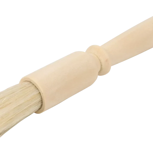 Leseni čopič za pecivo iz neobdelanega javorjevega lesa s svetlimi ščetinami, položen na naravno podlago; trajnosten zero waste kuhinjski pripomoček za premazovanje testa in peciva.